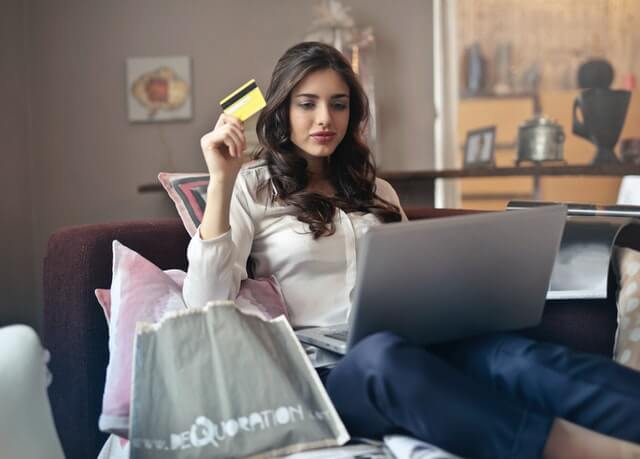 Mujer comprando online